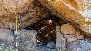 Ein uralter Unterschlupf, der sicher schon in vorgeschichtlicher Zeit genutzt wurde. Auf dem Felsen sind deutliche Ausarbeitungen zu finden. (c) Tobias Schorr