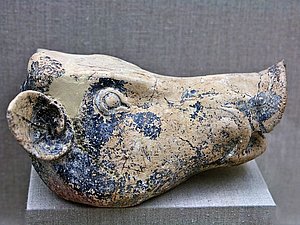 Ähnliches Ryton in Schweinkopf-Form aus den minoischen Ausgrabungen von Santorin. Museum Thira. (c) Tobias Schorr