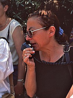 Die Archäologin Eleni Konstolaki-Giannopoulou 1998 bei einem Ausflug zu der Ausgrabung im Rahmen der archäologischen Konferenz in Poros. (c) Tobias Schorr