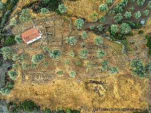 Luftaufnahme der mykenischen Ausgrabung von Methana. Wahrscheinlich könnte man auf der gesamten Hochfläche um die Kirche herum weitere Gebäude aus vorgeschichtlicher Zeit entdecken? Auch die Umgebung der Akropolis Oga sollte intensiv erforscht werden.