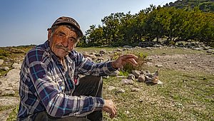Viele Jahre begegnete man, bis zu seinem Tod in 2012, dem Bergziegenhirten Jiorgos Dimitriou. Unvergeßlich waren seine Erzählungenüber die jüngere Geschichte Methanas. (c) Tobias Schorr