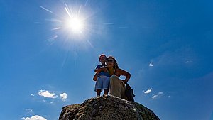 Elena Dimou und ihr Sohn auf dem Gipfel der Chelona (740m). (c) Tobias Schorr