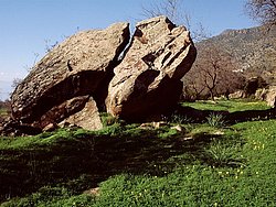 Der zerbrochene Fels entstand nach Überlieferung, als dort ein Bauern laut fluchte. (c) Tobias Schorr