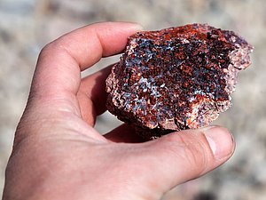 Hydrothermale, eisen- und quecksilberhaltige Mineralablagerungen aus einer ehemaligen Fumarole neben dem historischen Vulkan in Kameni Chora. (c) Tobias Schorr