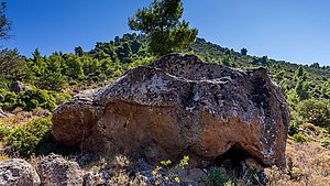 Unter diesem Felsen verbirgt sich eine der ältesten Unterkünfte Methanas. (c) Tobias Schorr